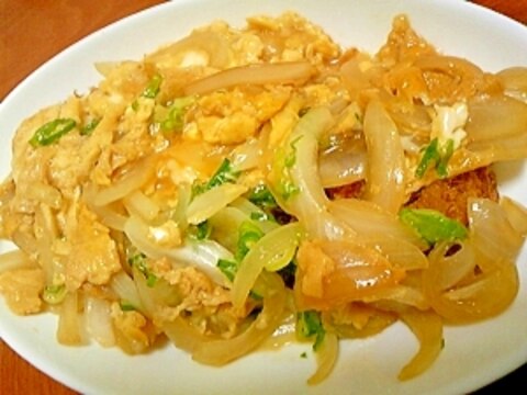 お惣菜のトンカツと市販の丼の素で♪カツの卵とじ風